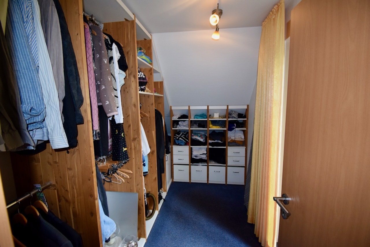 Ankleideraum am Schlafzimmer