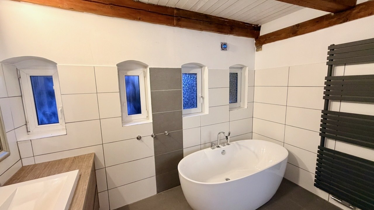 Bad mit Badewanne und Dusche im EG Bad mit Badewanne und Dusche im EG