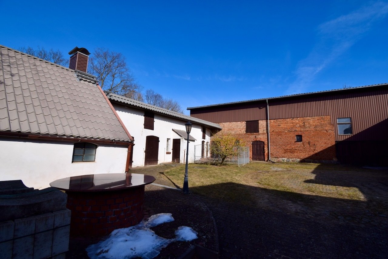 Hof mit Scheune und Nebengelass